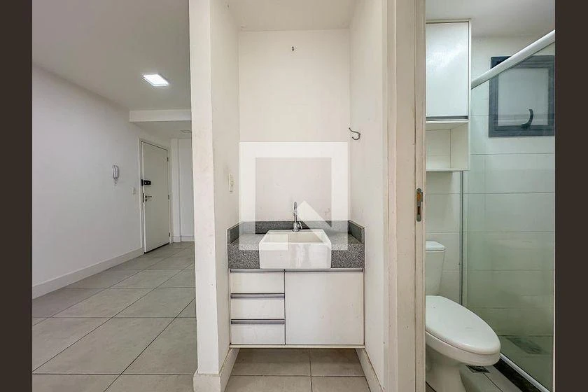 One-bedroom apartment in a building with a gym — photo 34