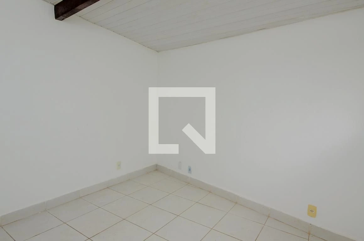 Unfurnished 1-bedroom apartment with a washing machine — photo 10