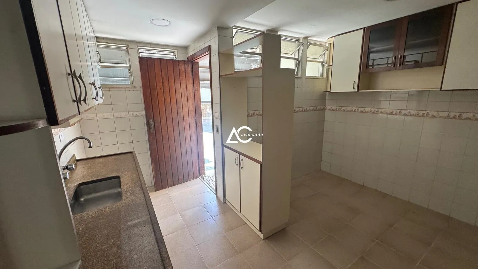 Furnished duplex house with 4 bedrooms and 600 m² — photo 50