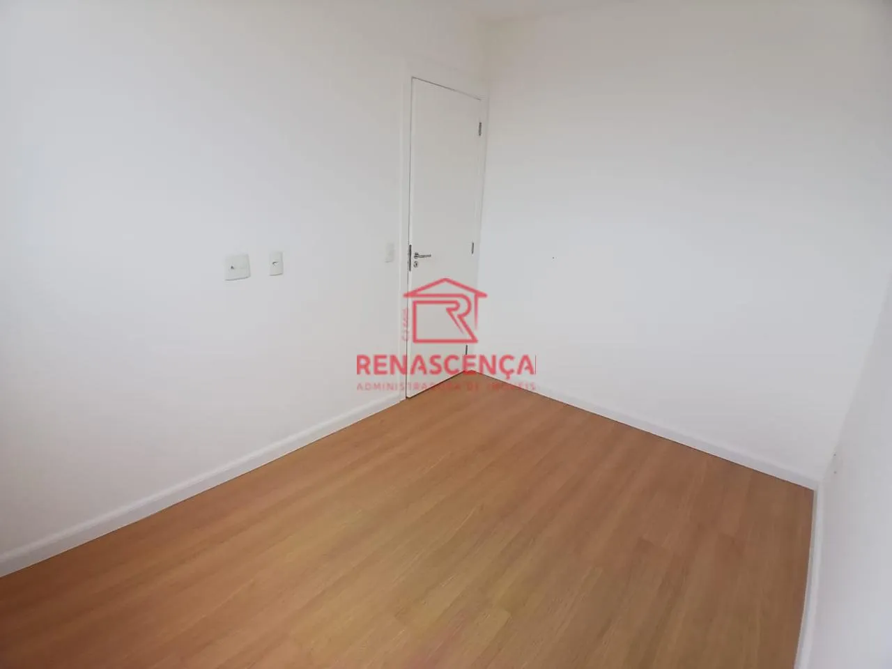 Apartamento de 2 quartos com piso de madeira ou laminado — photo 13