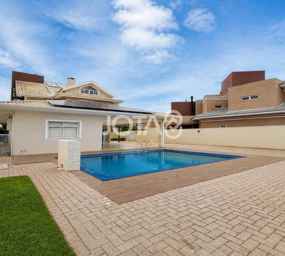 4-bedroom house with a glass-enclosed balcony in Curitiba — photo 42