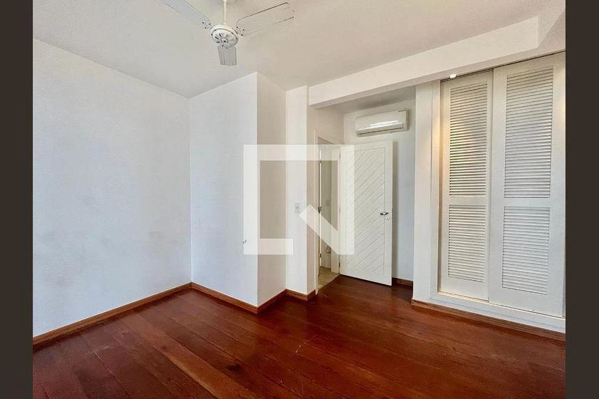 Balcony with a grill in a 3-bedroom house, 220 m² — photo 30