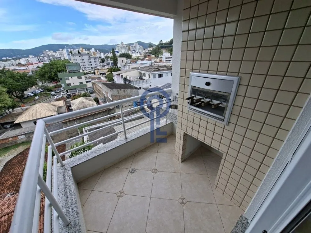 Balcony with a grill in a 2-bedroom apartment, 71 m²