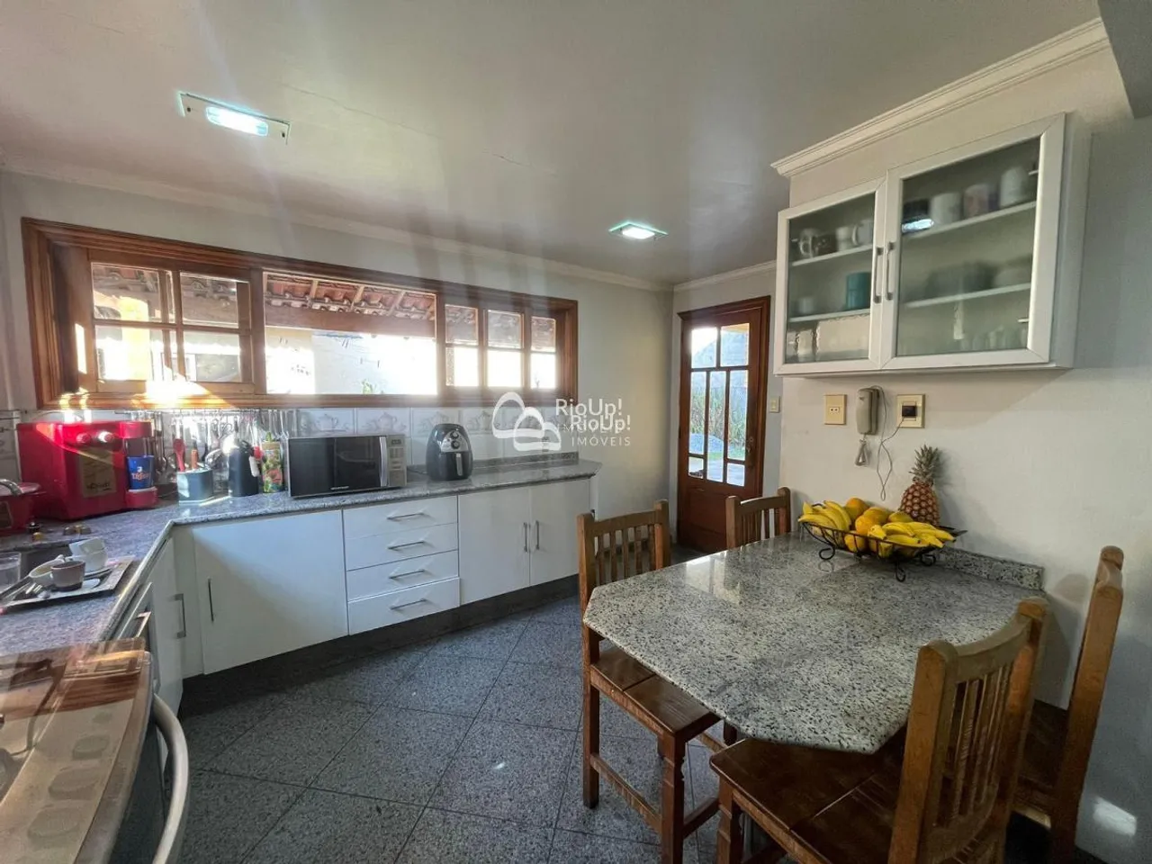 Casa mobiliada com 4 quartos e cozinha fechada — photo 3