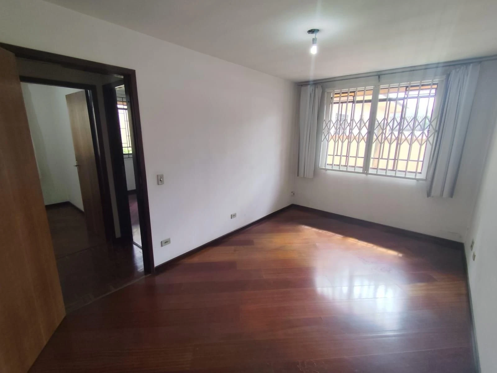 Casa, 90 m², com piso de madeira ou laminado — photo 4