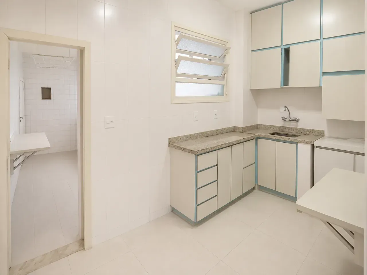 Unfurnished 150 m² apartment with 3 bedrooms and 4 bathrooms — photo 2