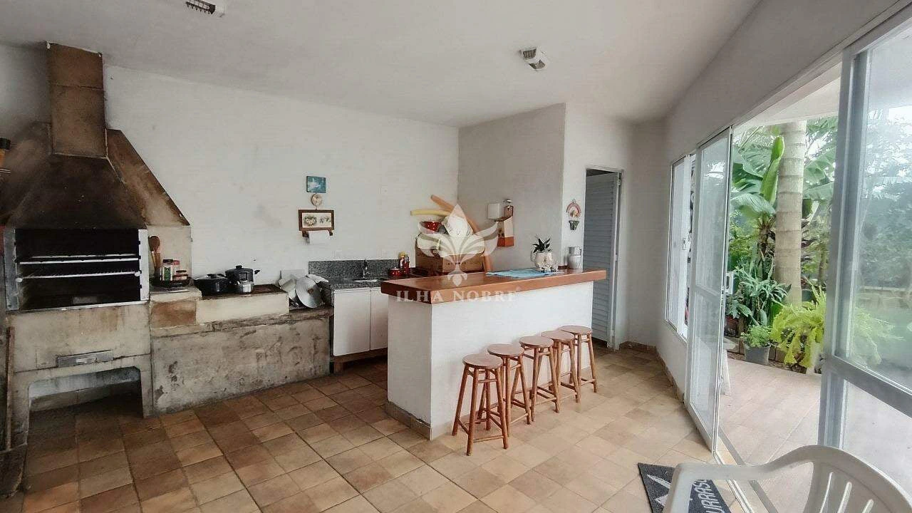 Glass-enclosed balcony in a 4-bedroom house, 400 m² — photo 8