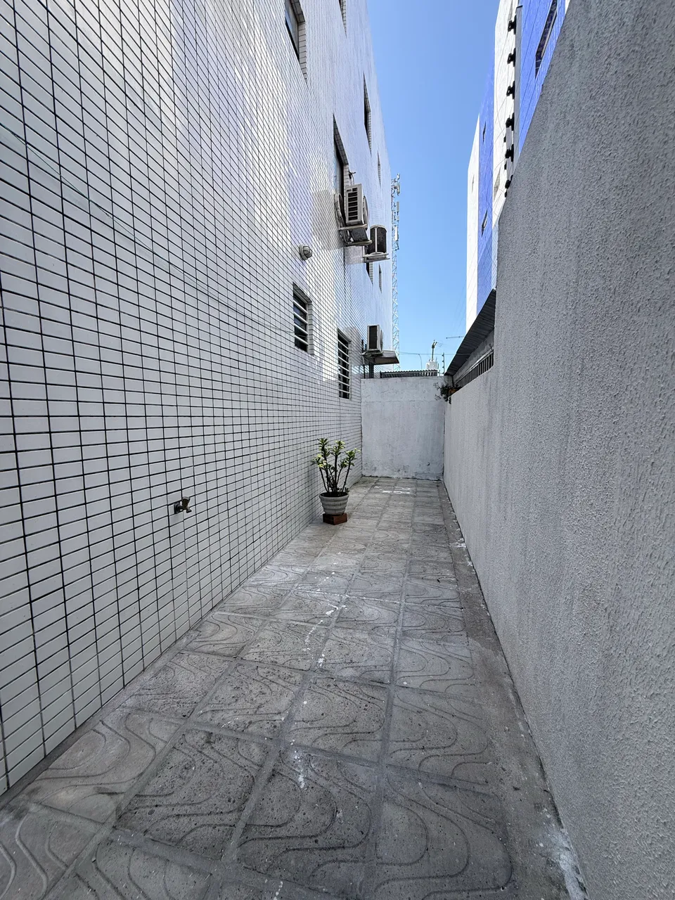 Unfurnished apartment with 2 bedrooms and a balcony — photo 12