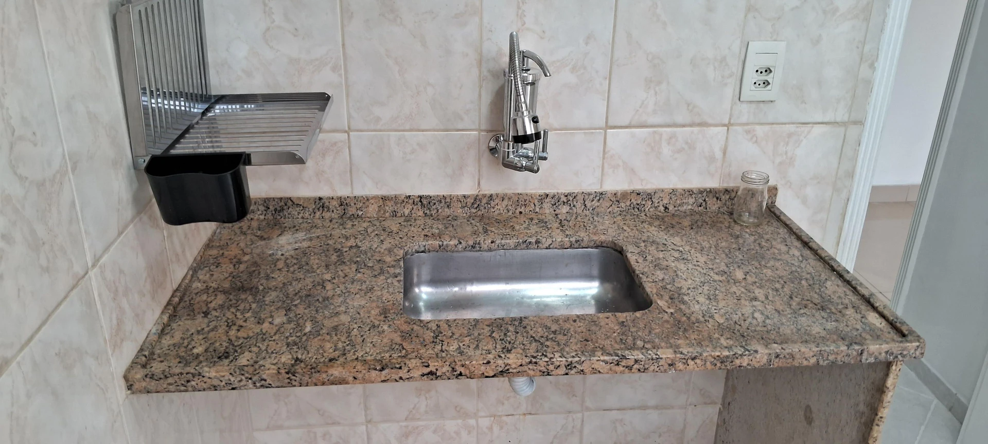 1-bedroom apartment with balcony and electric shower