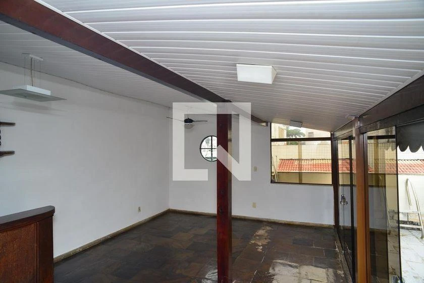 4-bedroom apartment with a glass-enclosed balcony