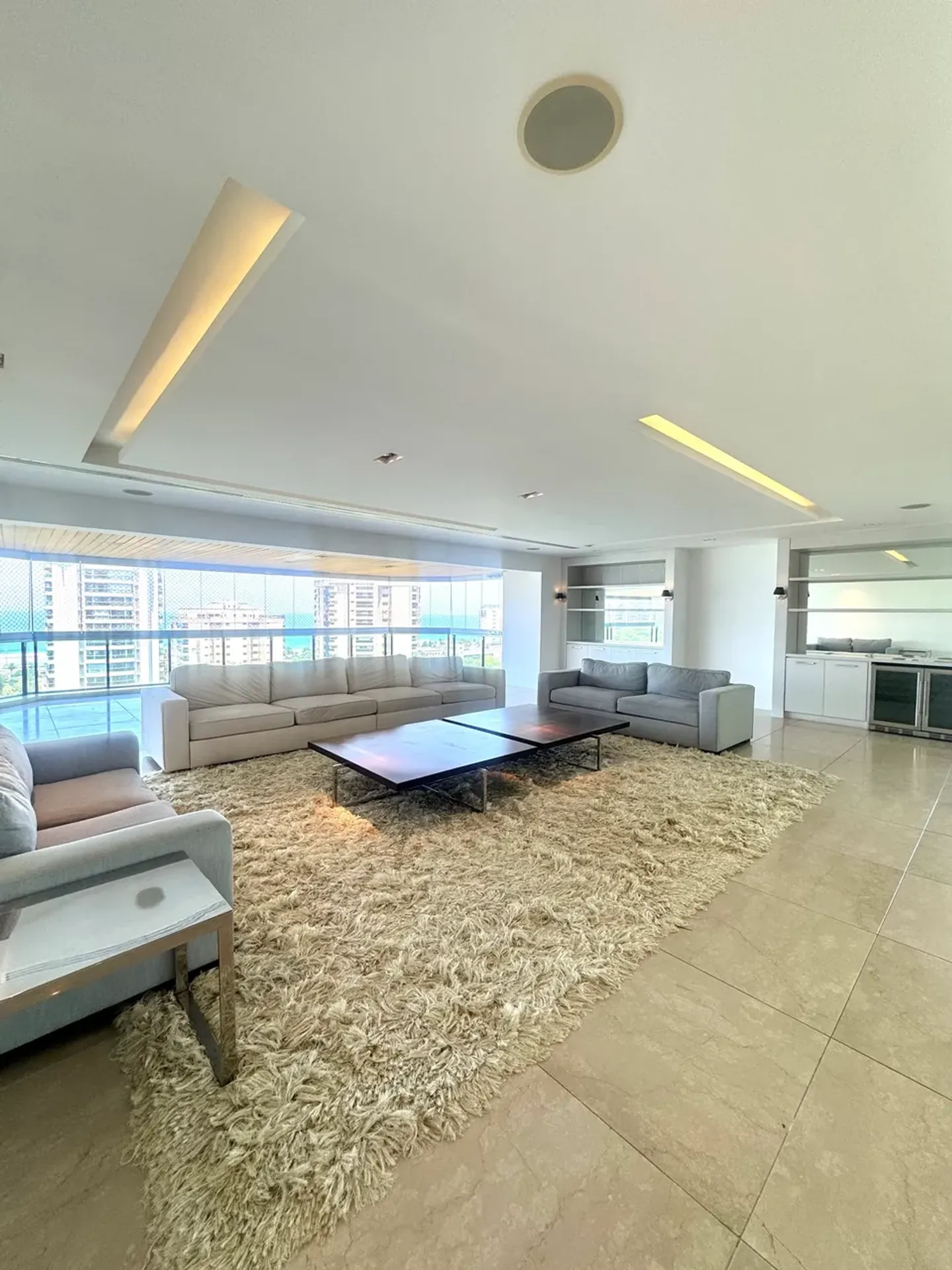 335 m² apartment with a glass-enclosed balcony and a jacuzzi