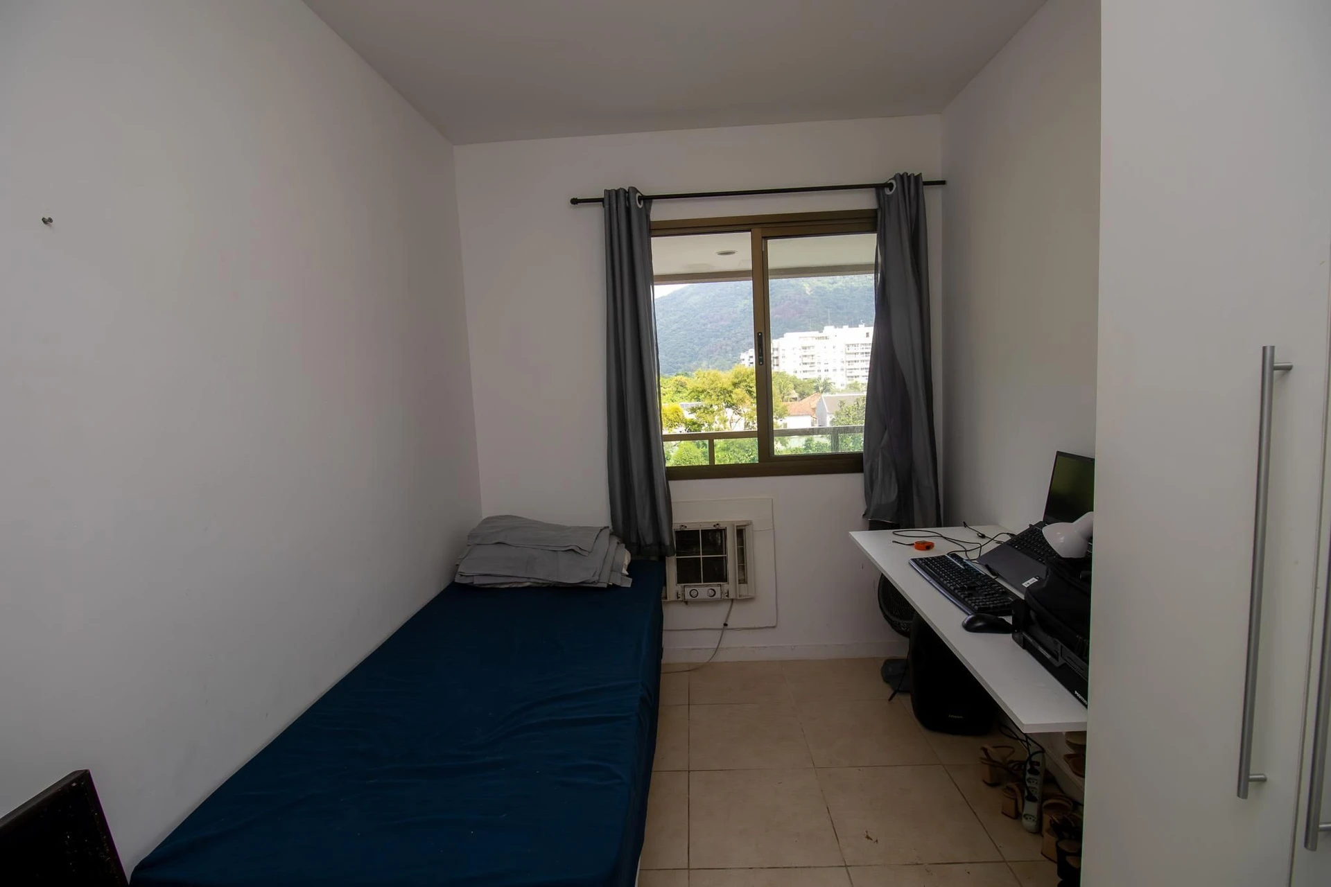 Furnished apartment, 65 m², with a glass-enclosed balcony — photo 40
