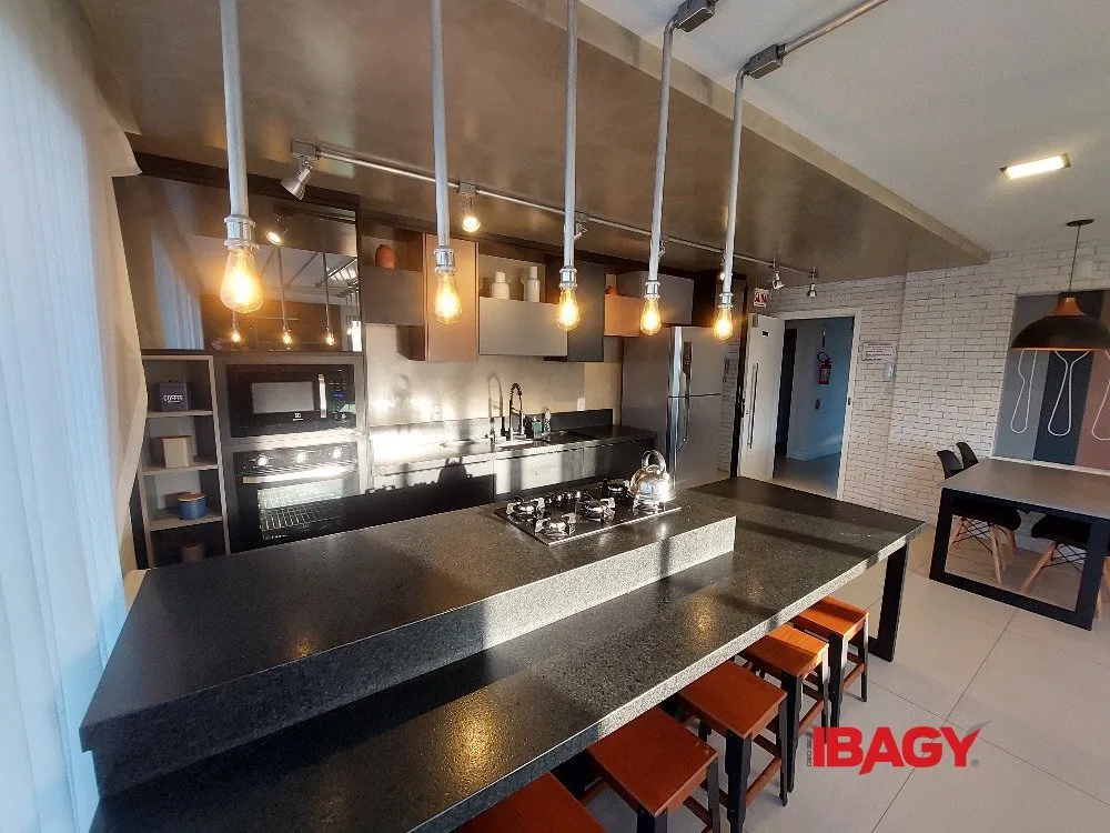 1-bedroom loft with a modern open-plan kitchen — photo 4