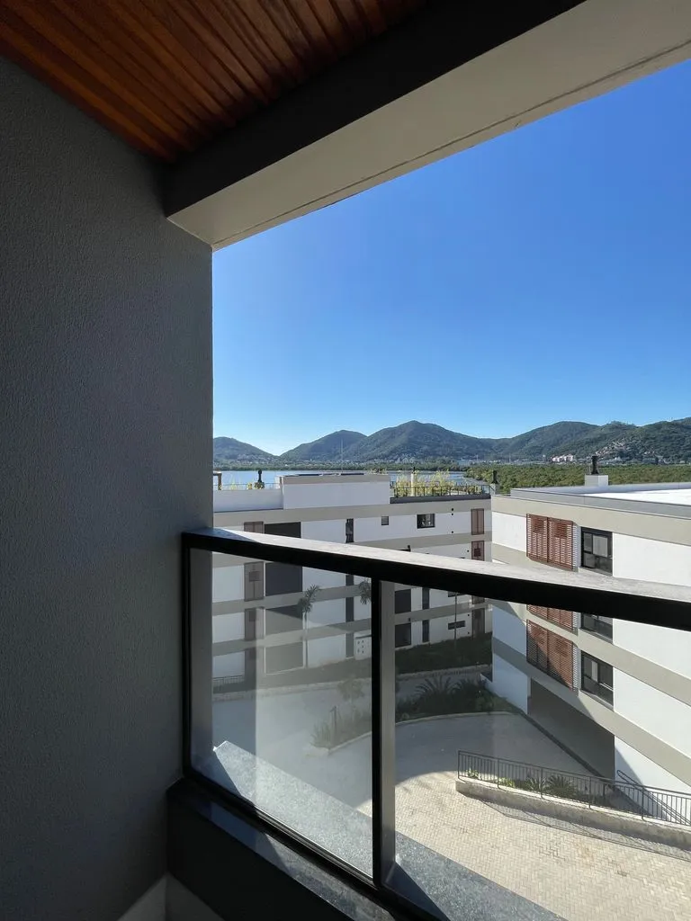 Balcony with a grill in a 3-bedroom apartment, 131 m² — photo 25