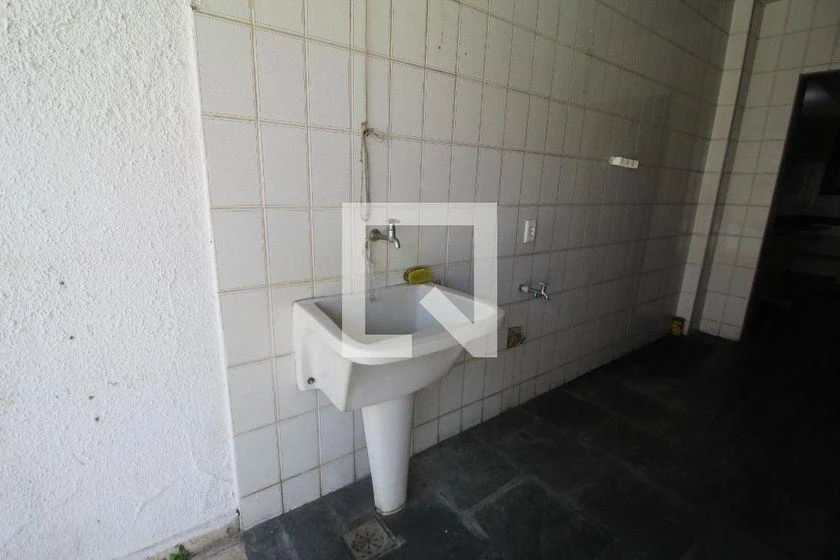 265 m² house with a home office and a bathtub — photo 43