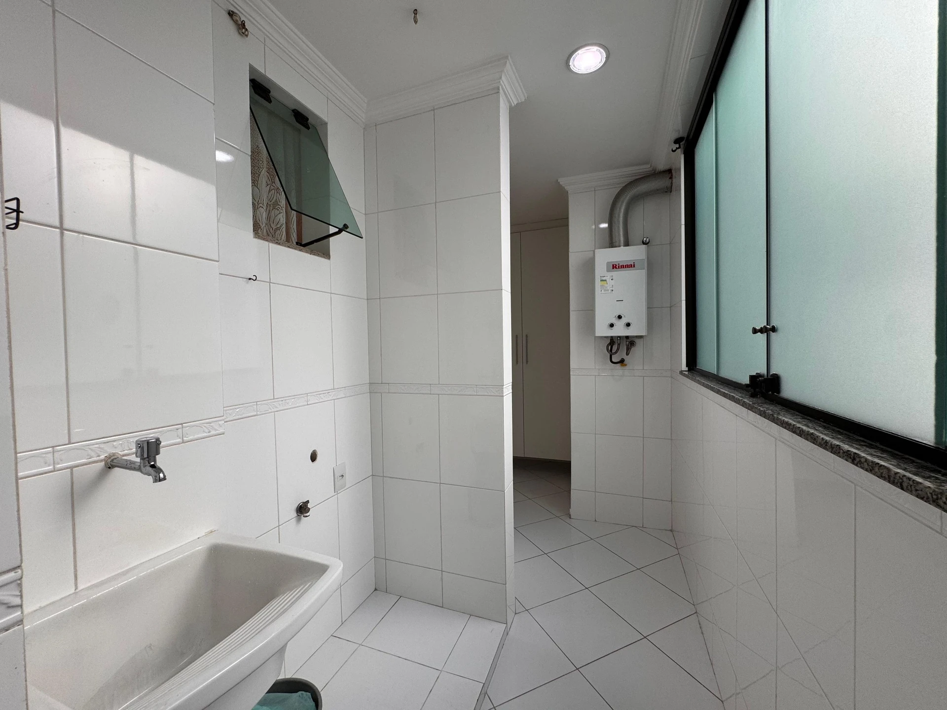 Unfurnished 3-bedroom apartment with a glassed balcony — photo 49