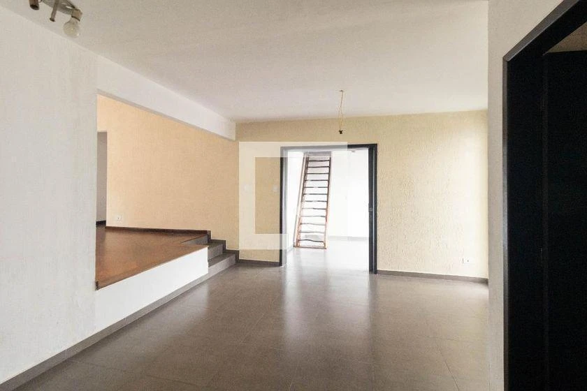 3-bedroom house with wood or laminate floors in Curitiba — photo 23