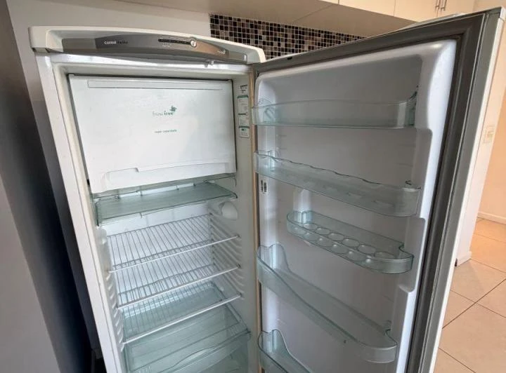 Apartamento de 1 quarto com cozinha aberta e banheiro moderno — photo 7