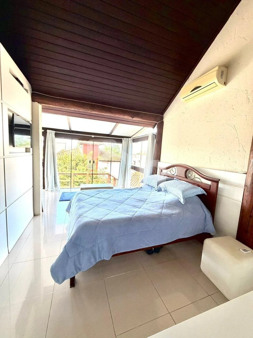 Furnished house, 224 m², with floor-to-ceiling windows — photo 23