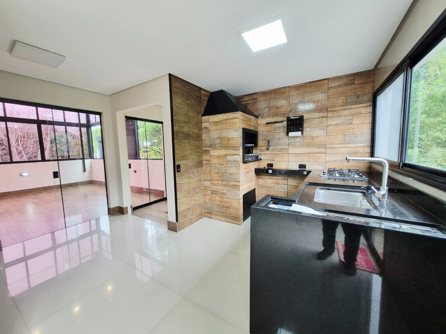 190 m² house with 3 en-suite bedrooms and private BBQ