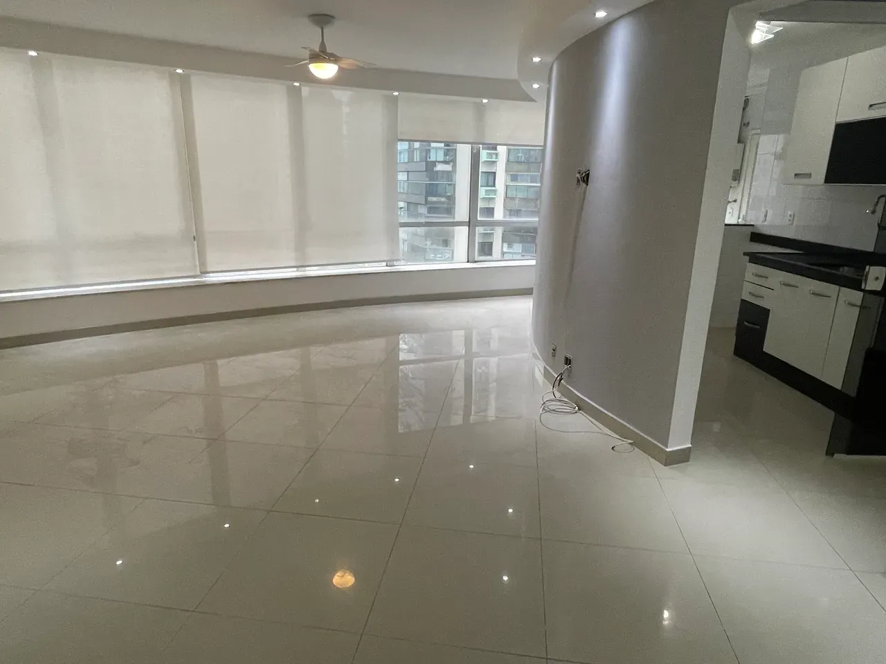 Unfurnished apartment with floor to ceiling windows — photo 14