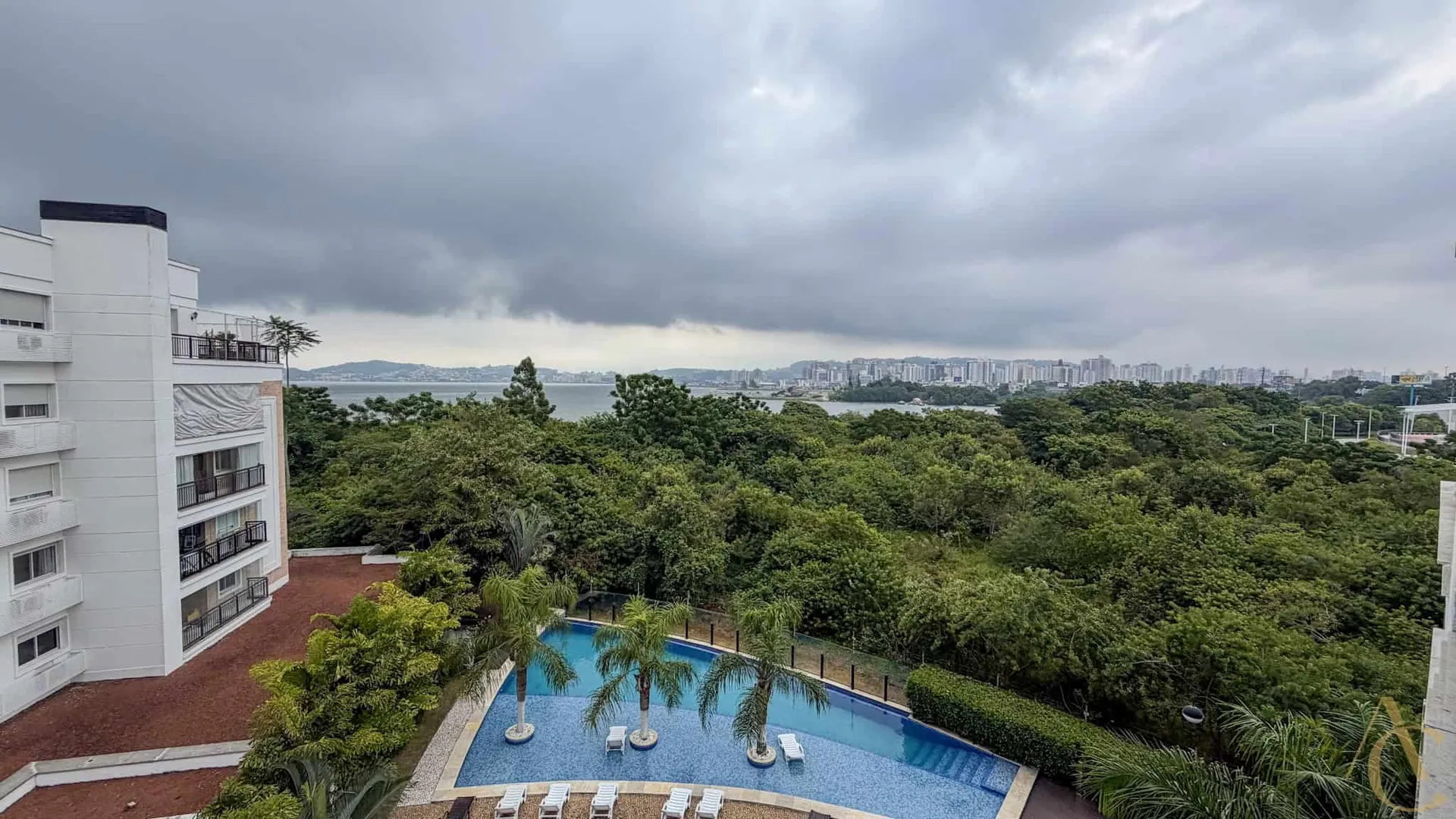 149 m² furnished apartment with a built-in grill on the balcony — photo 57