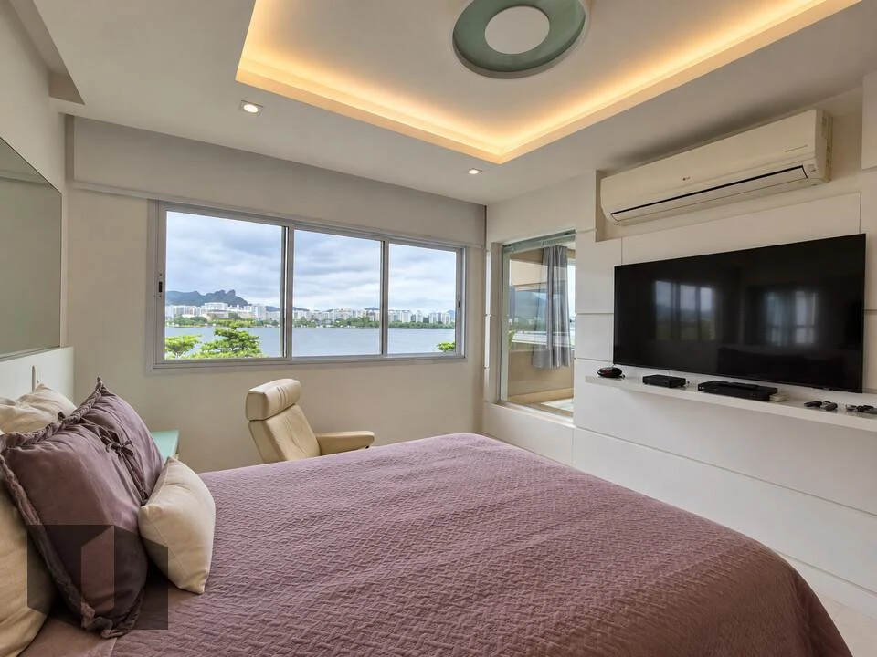 Bathtub in a 4-bedroom apartment, 226 m² — photo 10
