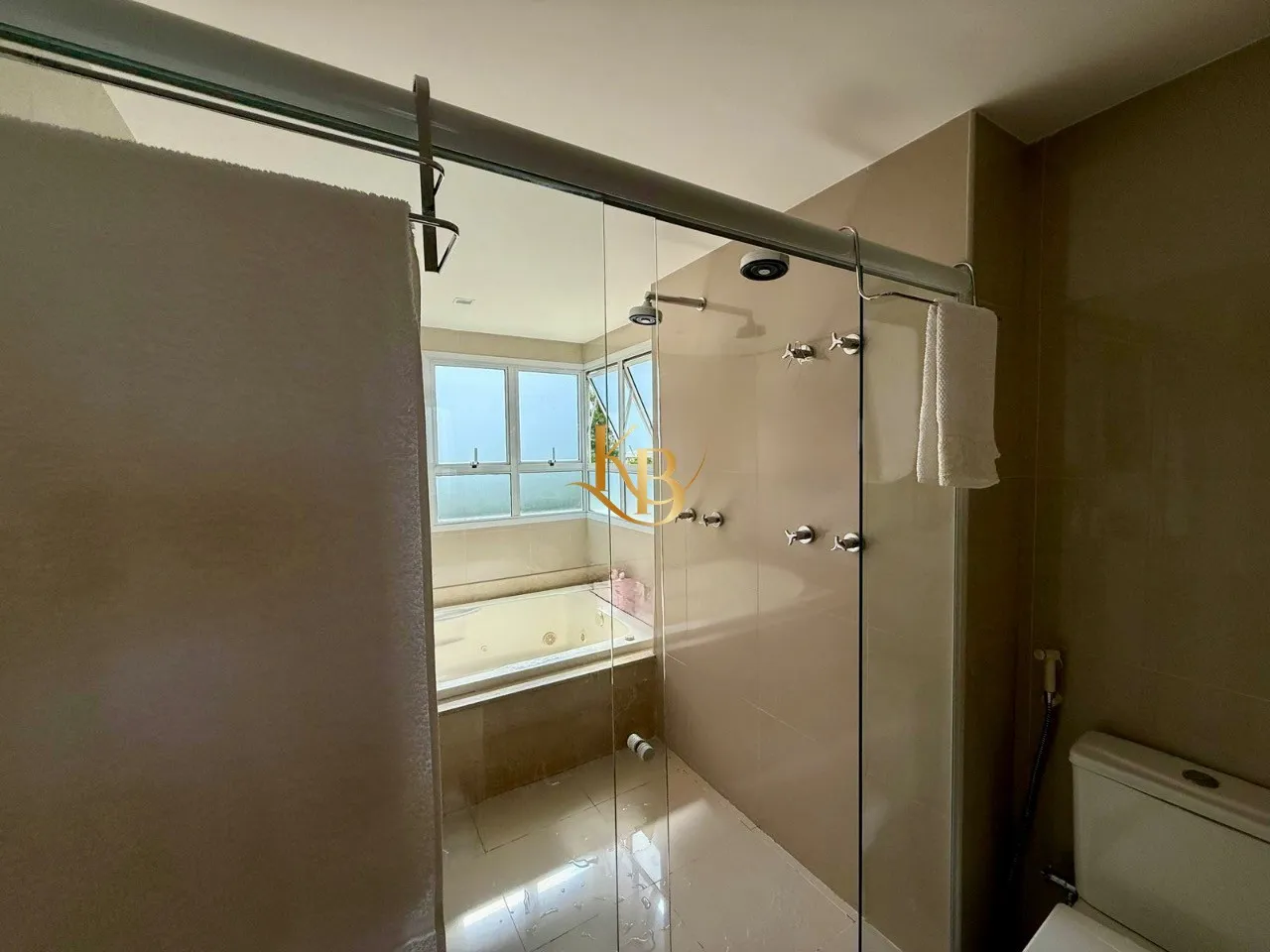 Furnished 4-bedroom apartment with enclosed balcony and grill — photo 8