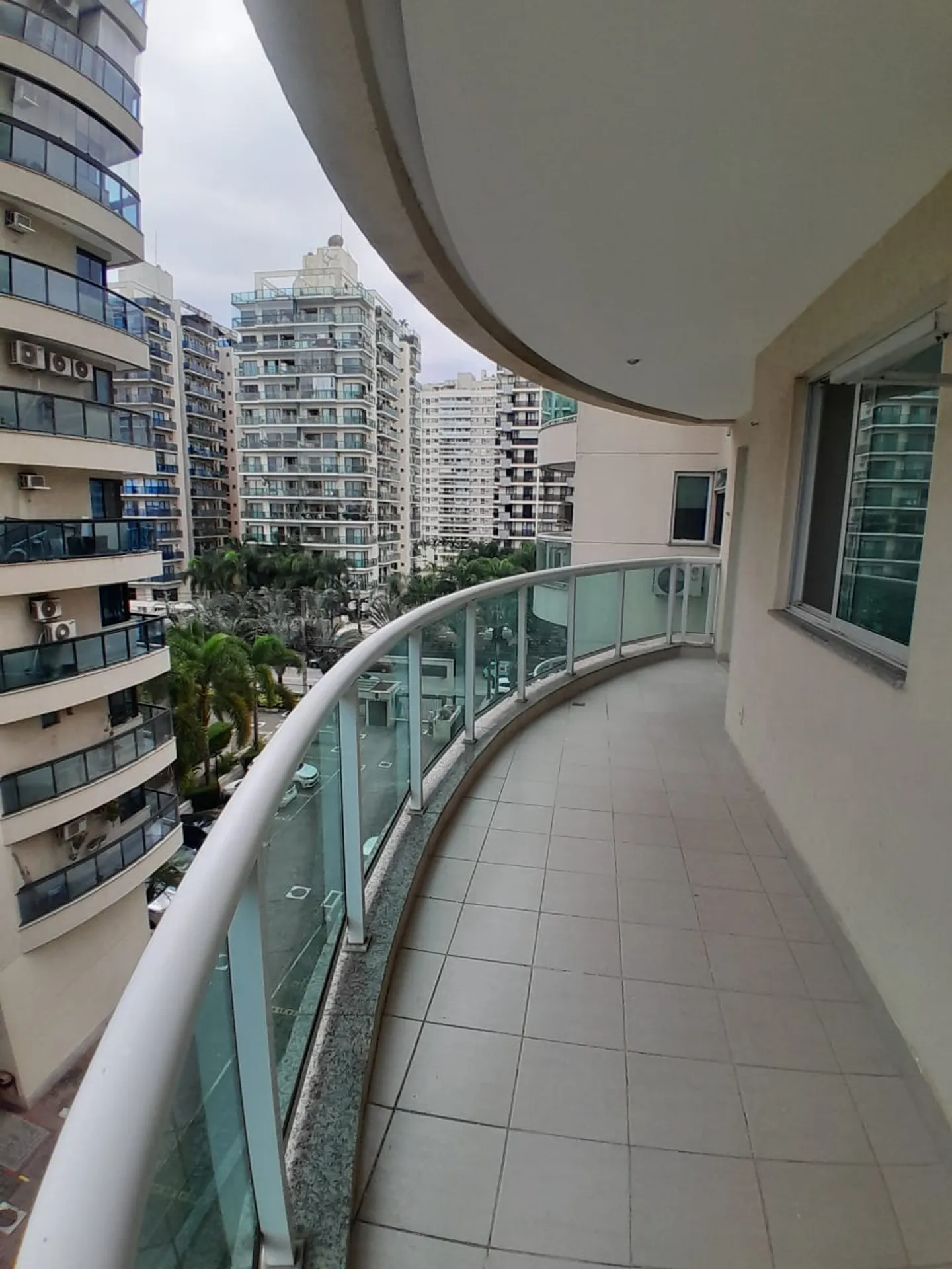 Floor-to-ceiling windows in a 2-bedroom apartment, 68 m²