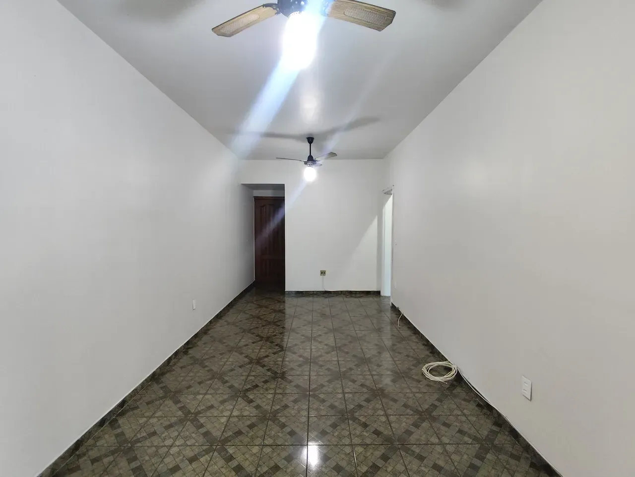 Unfurnished apartment with 2 bedrooms and a washing machine — photo 3