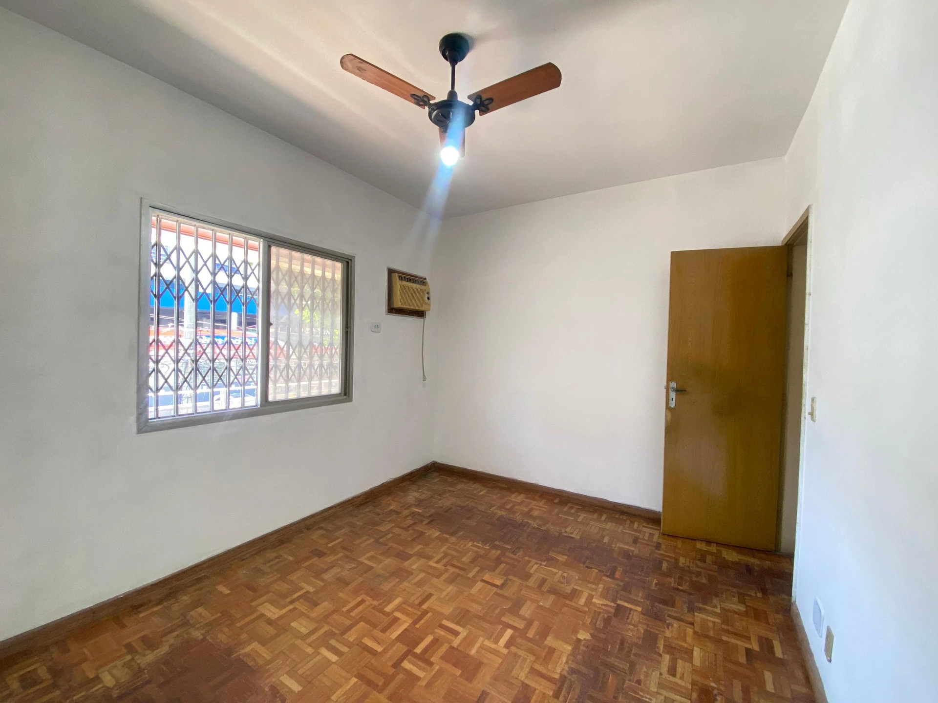 Apartment, 92 m², with wood or laminate floors — photo 17