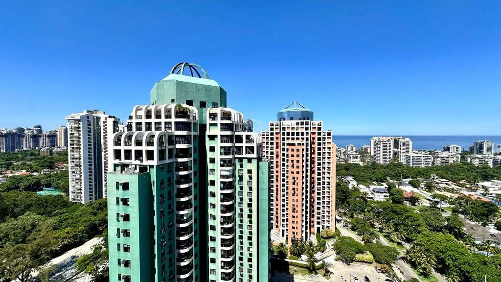 Duplex penthouse with 3 en-suite bedrooms and glass balcony — photo 4