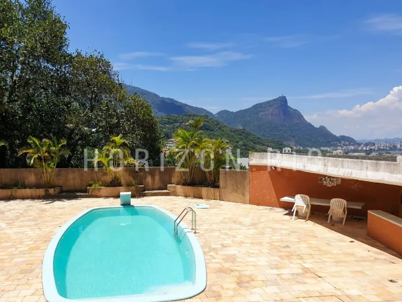 House, 800 m², with a mountain view