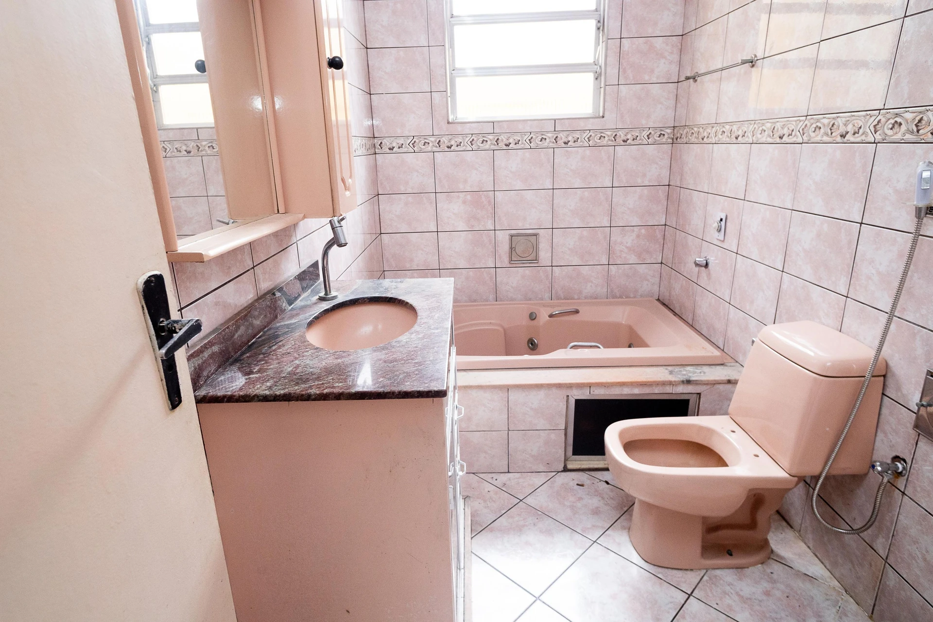 House with 3 bedrooms, 1 en-suite, and private yard — photo 5