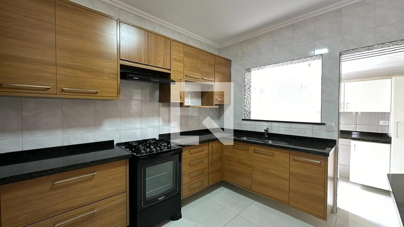 3-bedroom house with a glass-enclosed balcony in Curitiba — photo 8