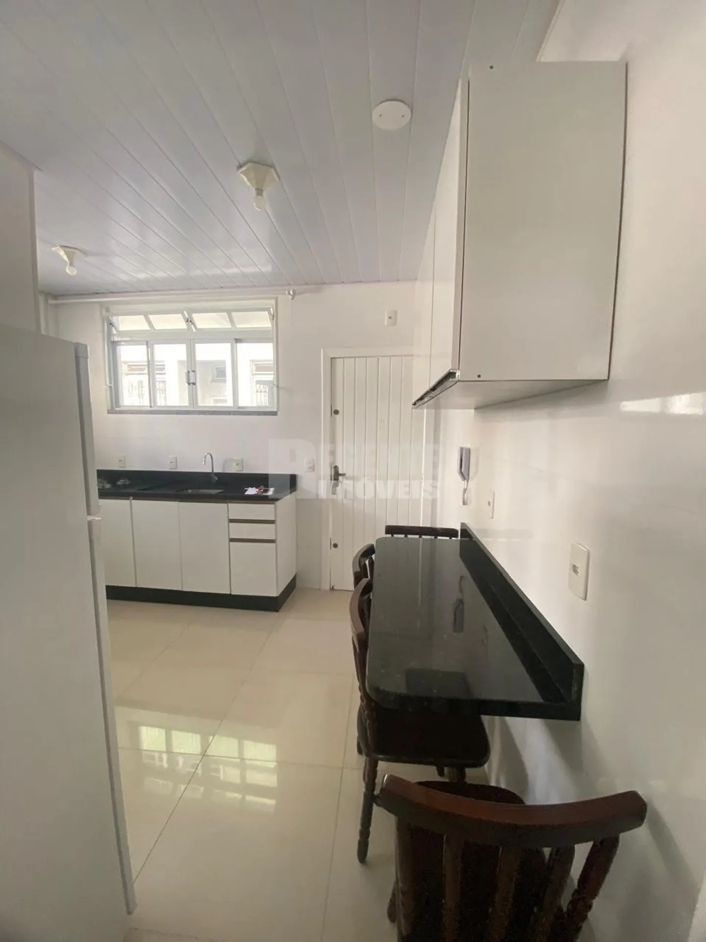 1-bedroom apartment with a gas cooktop kitchen — photo 2