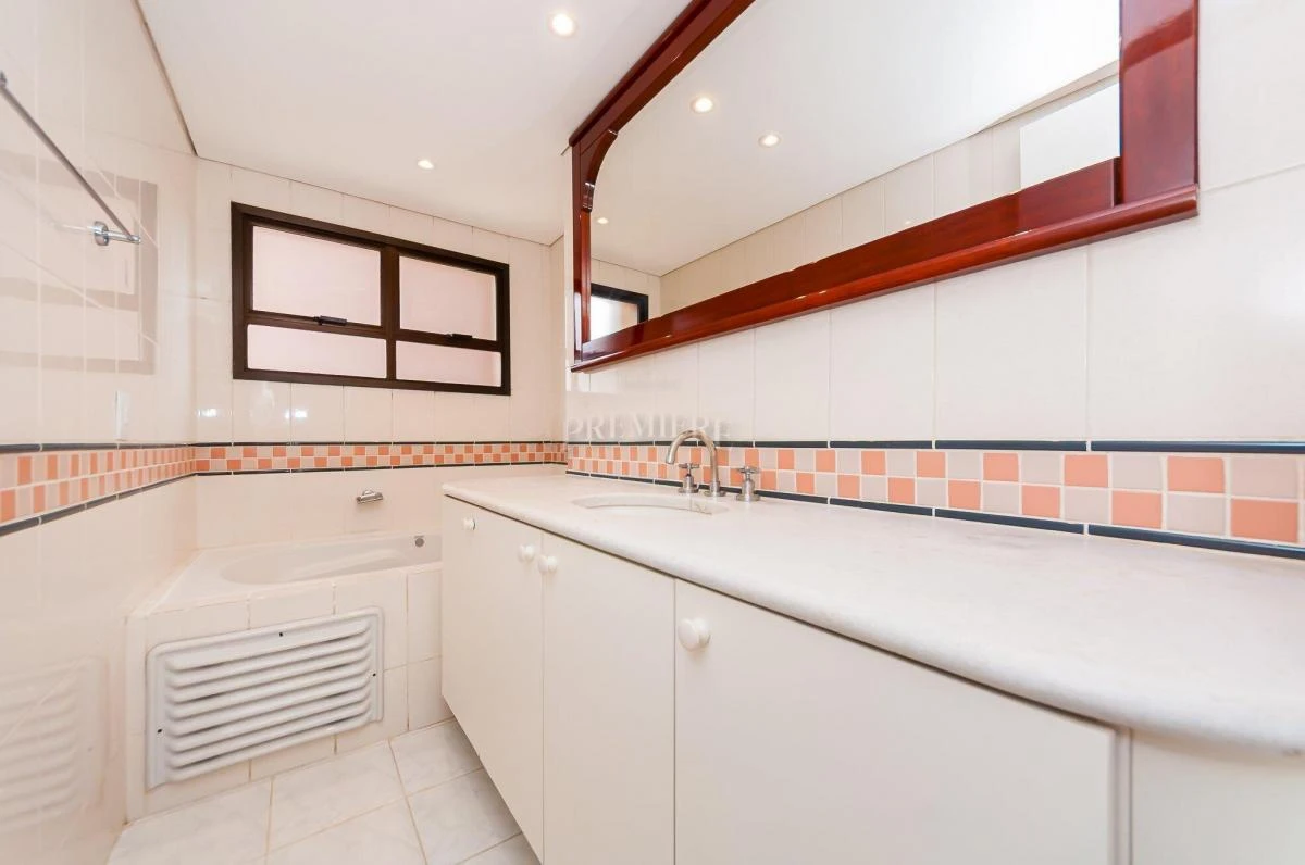 3-bedroom apartment with a bathtub in Curitiba — photo 31