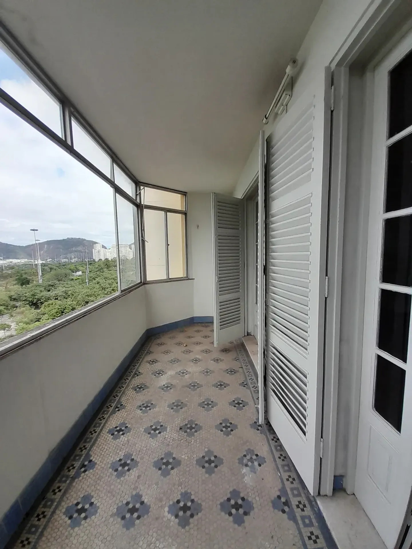 Apartment on the 9th floor with a glass-enclosed balcony — photo 10