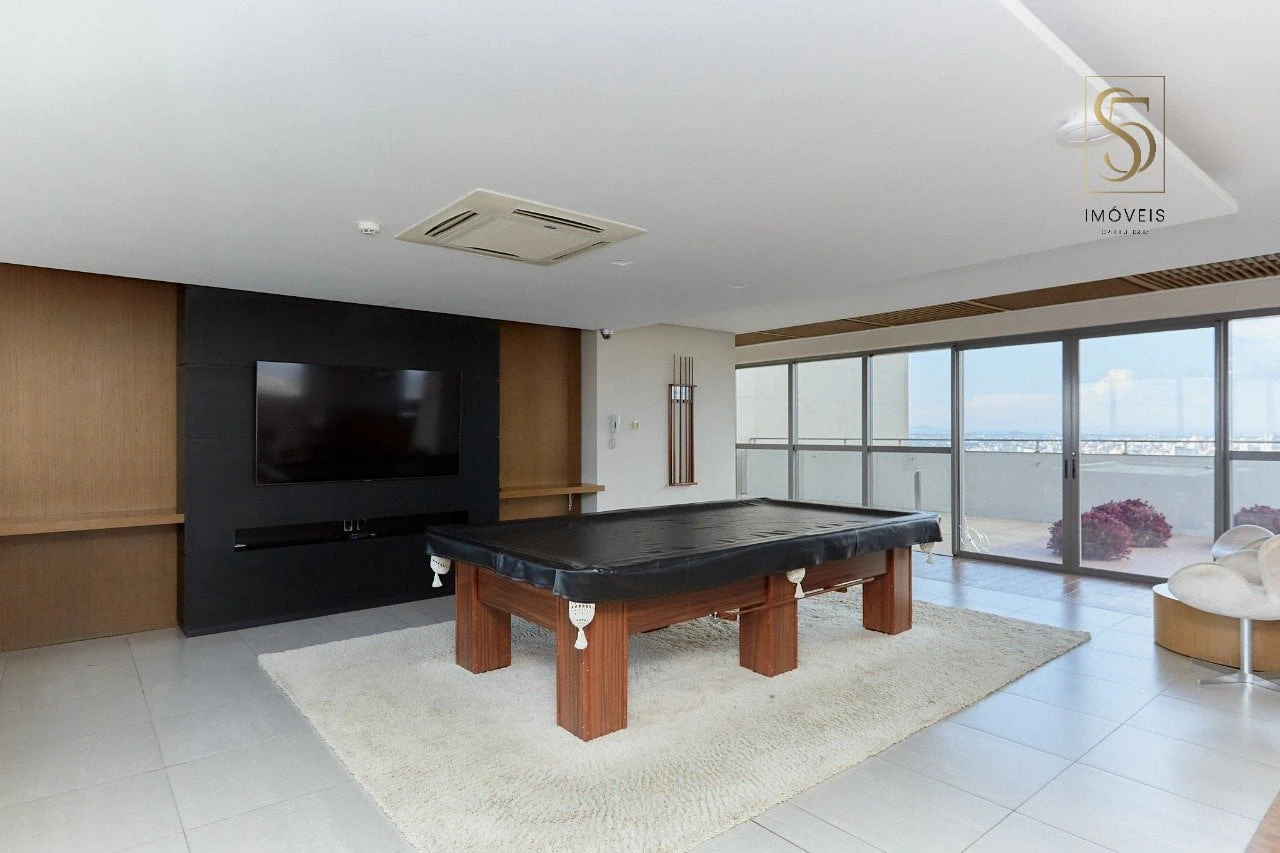 Floor-to-ceiling windows in a one-bedroom apartment, 140 m²