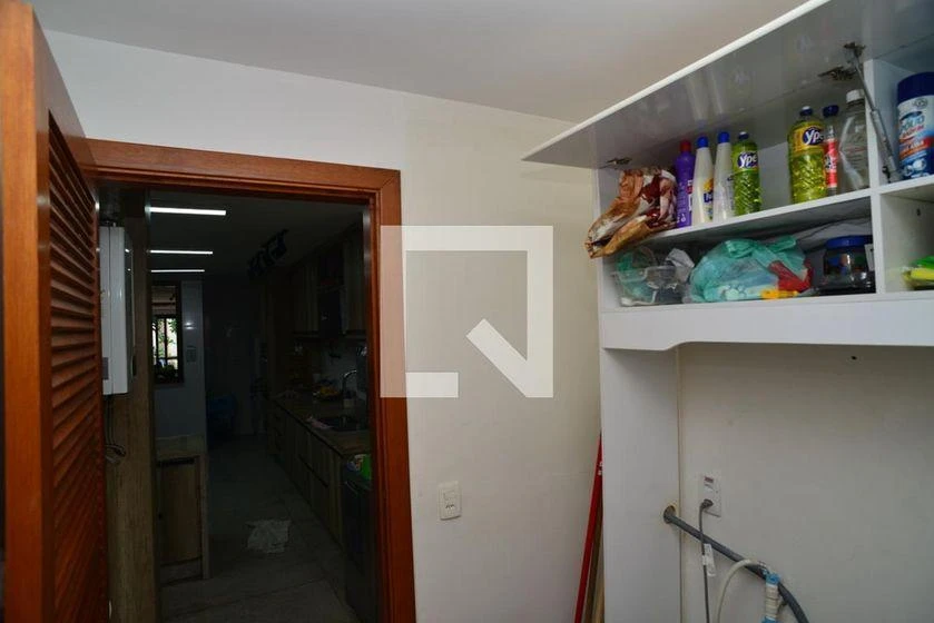 Furnished apartment, 300 m², with a glass-enclosed balcony