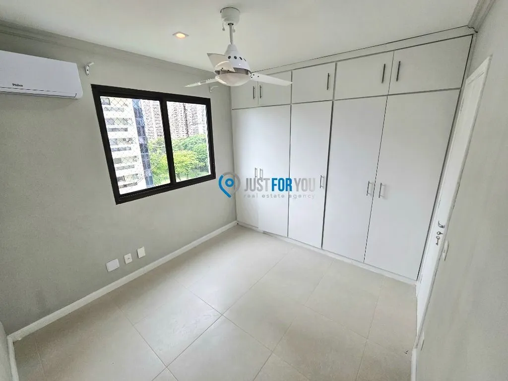 Walk-in closet in a 3-bedroom apartment, 128 m² — photo 11
