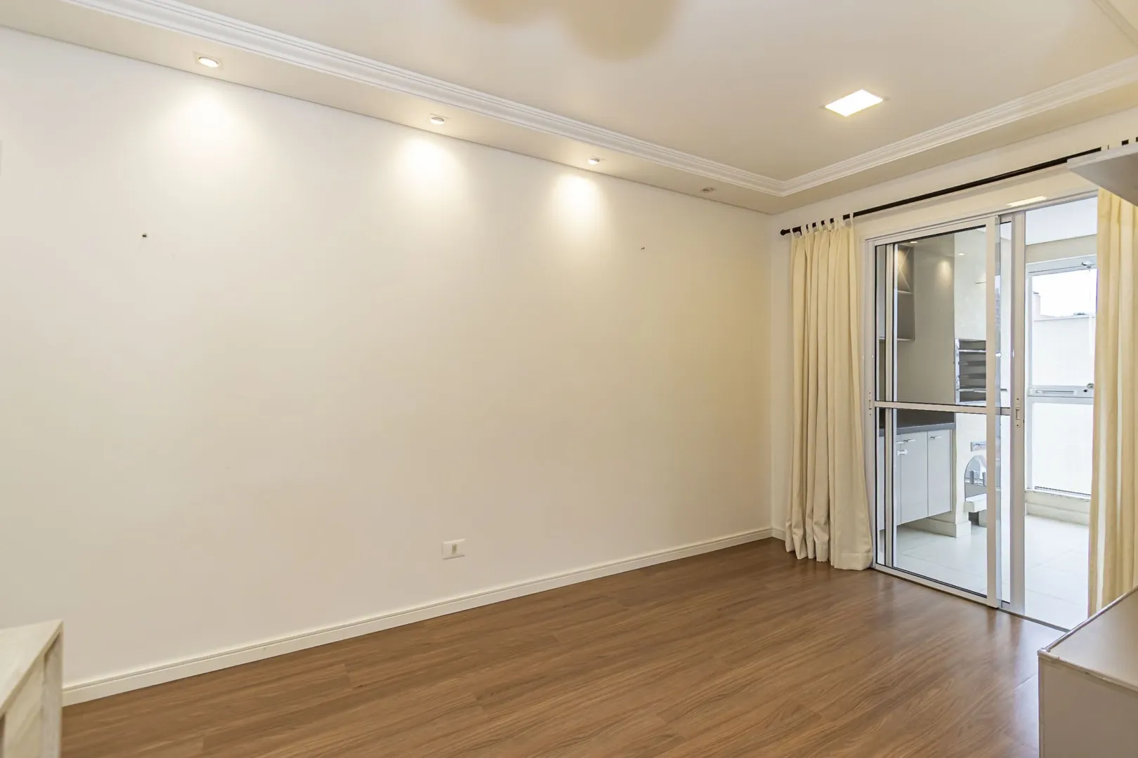 Balcony with a grill in a 2-bedroom apartment, 59 m² — photo 4