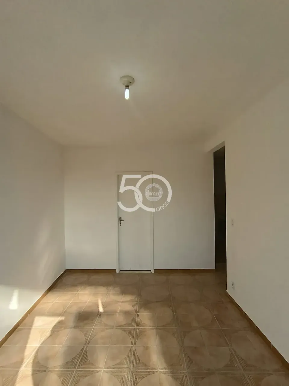 1-bedroom apartment with balcony and a glass shower — photo 3