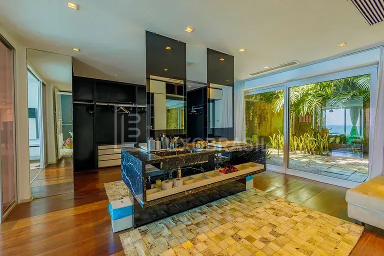 Furnished house with 5 bedrooms and an open-plan kitchen — photo 21