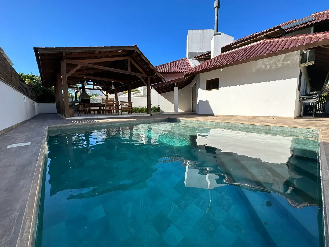 House with 5 bedrooms and a grill on the balcony — photo 6
