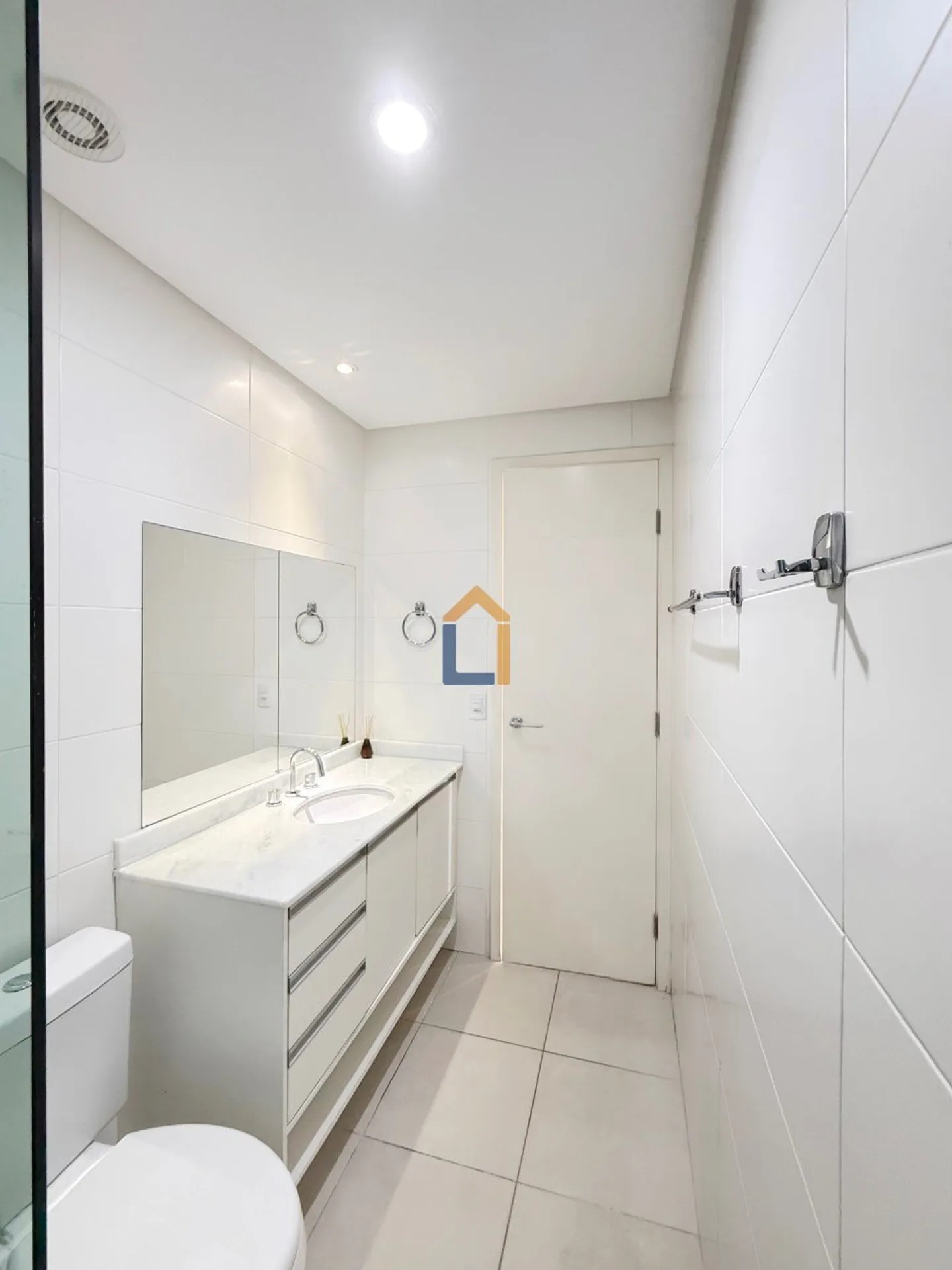 One-bedroom apartment with a dryer — photo 35