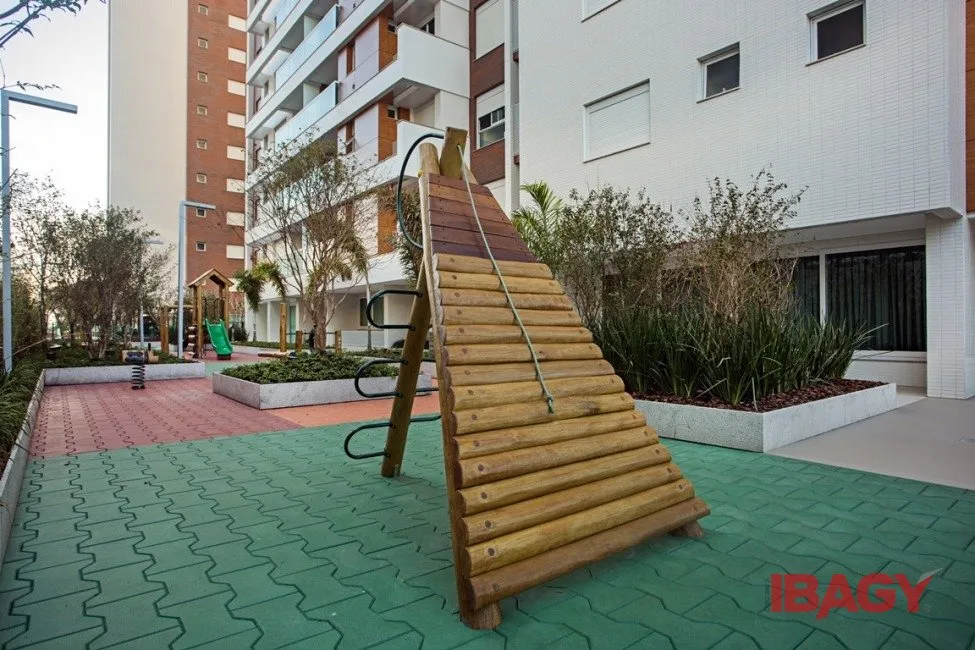 Furnished 2-suite apartment with enclosed balcony — photo 59