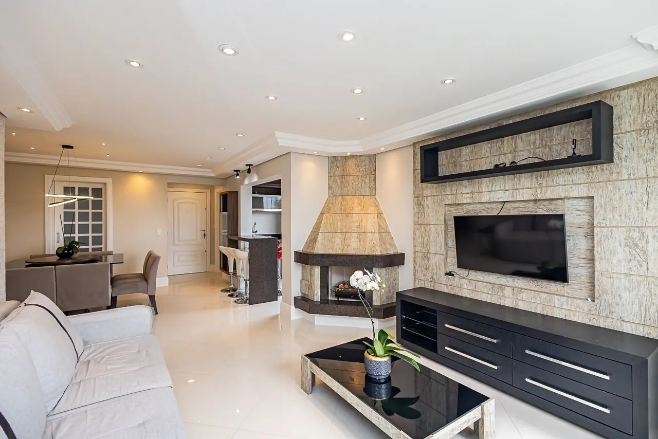 Balcony with a grill in a 4-bedroom apartment, 119 m² — photo 12