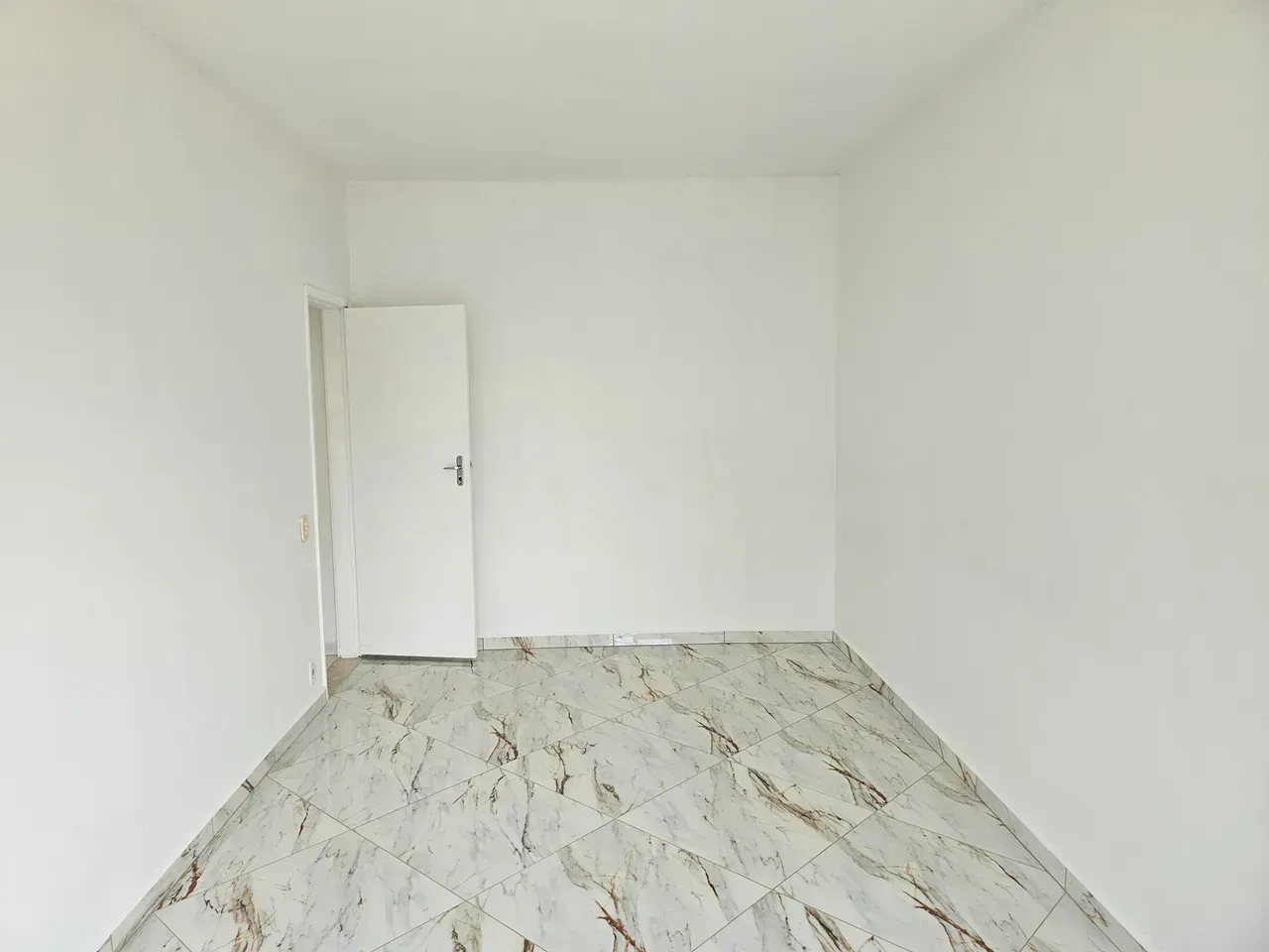 Unfurnished 2-bedroom apartment with a city view — photo 5