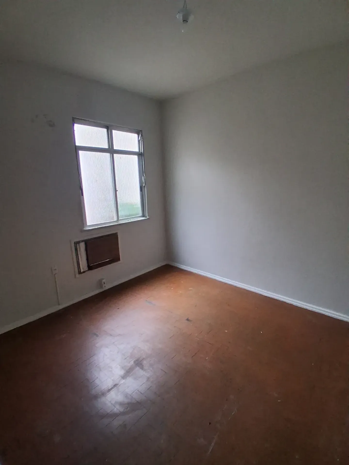 One-bedroom apartment with wood or laminate floors — photo 3